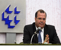 Presidente do BC reforça redução da Selic e ameaça agir para conter a desvalorização do dólar